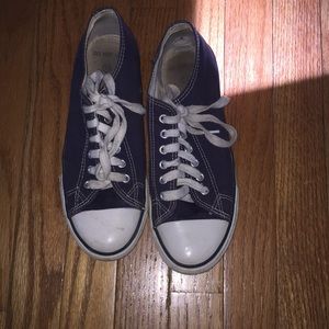 Converse like sneakers.